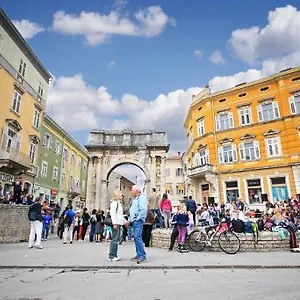downtown-apartments-pula.pula-hotels.org/